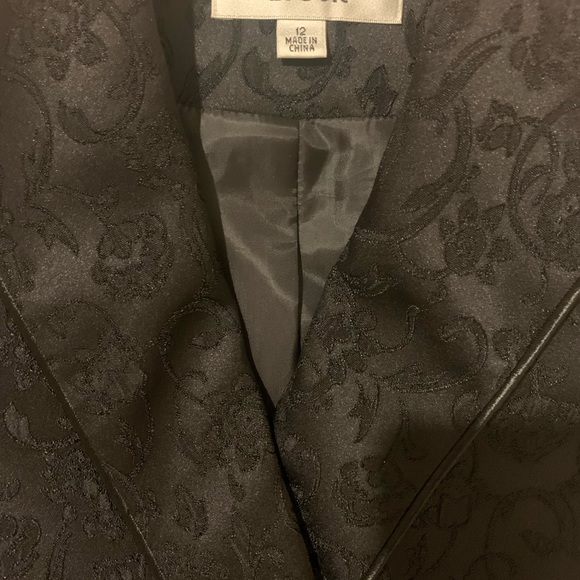LeSuit dark black brocade design with satin trim with a perfect bow. - Picture 3 of 4